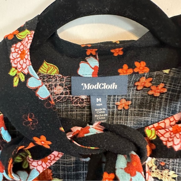 ModCloth | Black Colorful Floral Tie Neck Short Sleeved Blouse Size Medium - Picture 3 of 5
